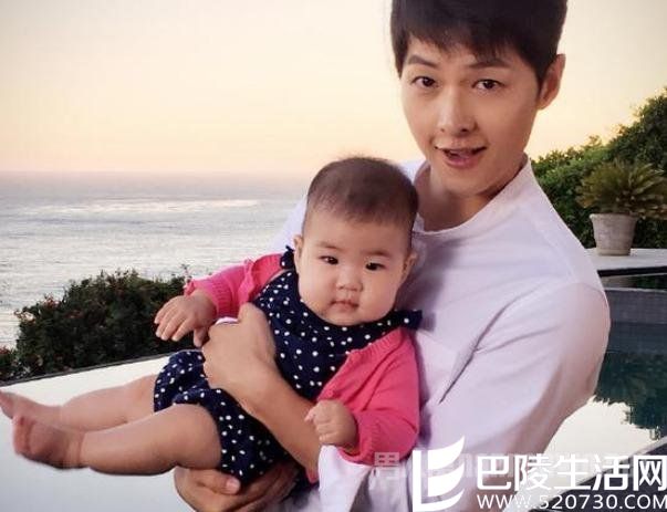 宋仲基手抱女儿“醒醒” 宋仲基手抱女儿“醒醒”