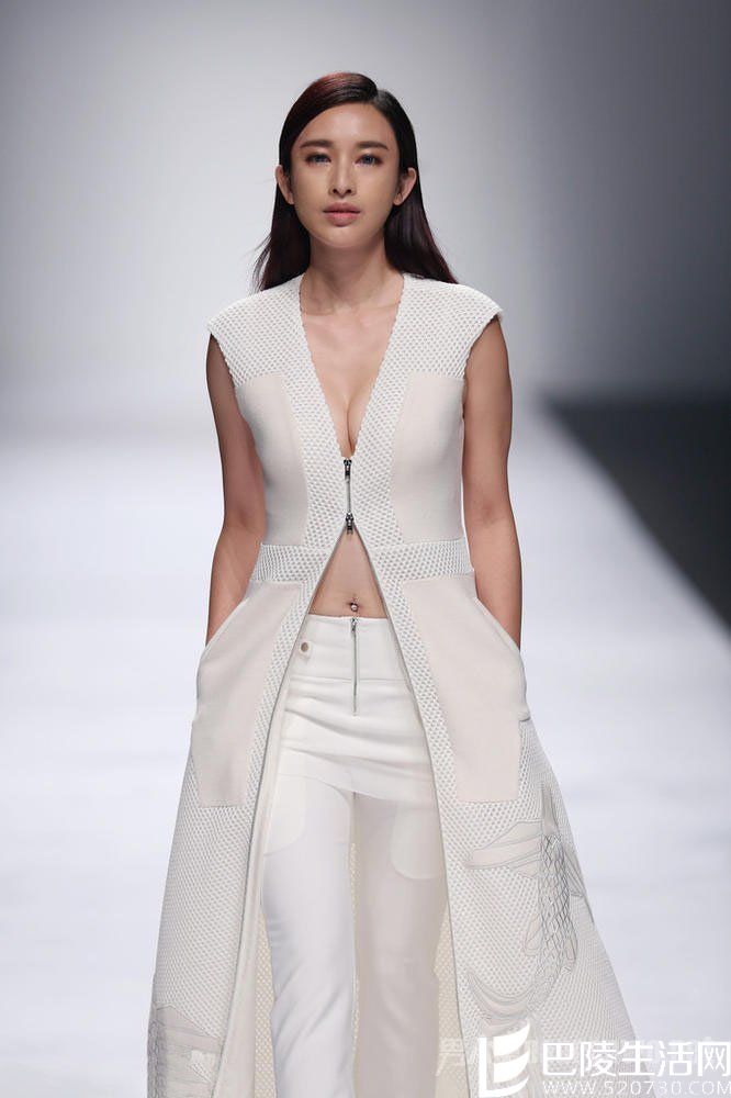 张俪真空走秀巧露酥胸 张俪真空走秀巧露酥胸