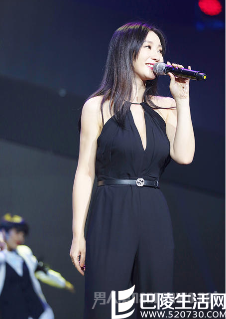 柳岩酥胸小露献唱男神