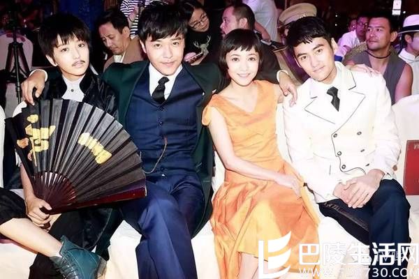 陈导演“左拥右搂”