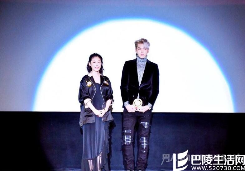 吴亦凡与颁奖嘉宾合影