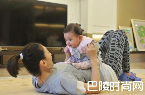 贾静雯带女图片