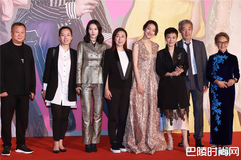 相亲相爱剧组照片