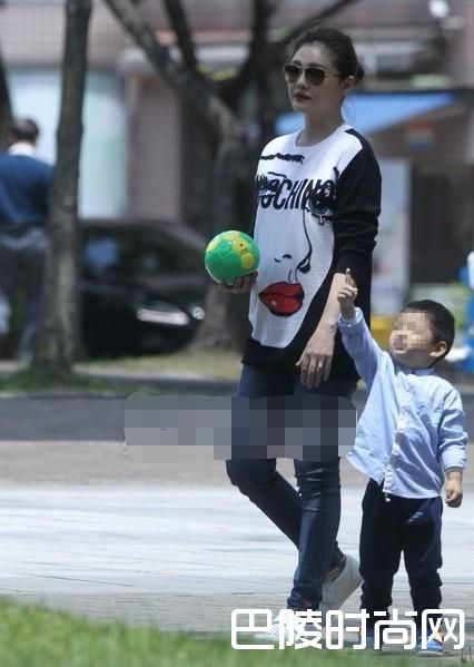 大S带儿子玩球照片