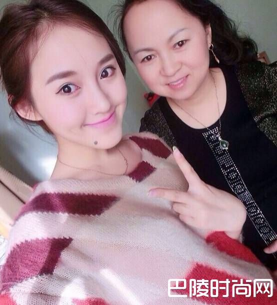 张鑫磊和妈妈照片