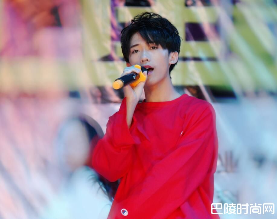 谢明皓唱歌照片