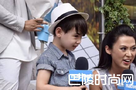 伊莱和妈妈照片