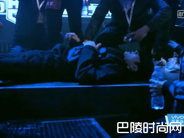 王嘉尔发烧躺下