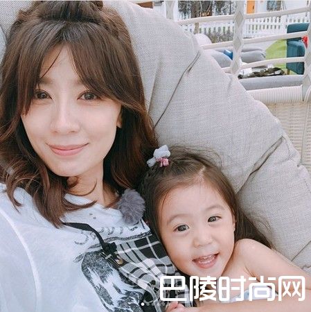 贾静雯和女儿照片