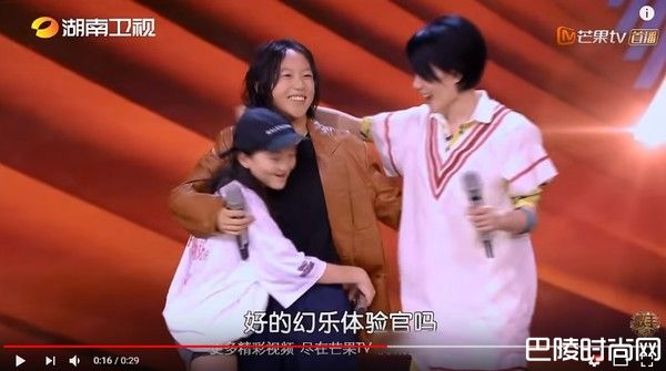 王菲2个女儿合影