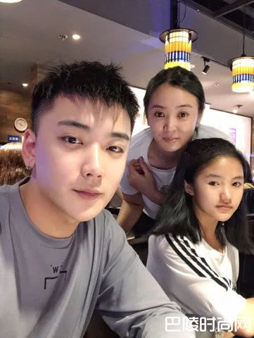 崔晋和妈妈照片